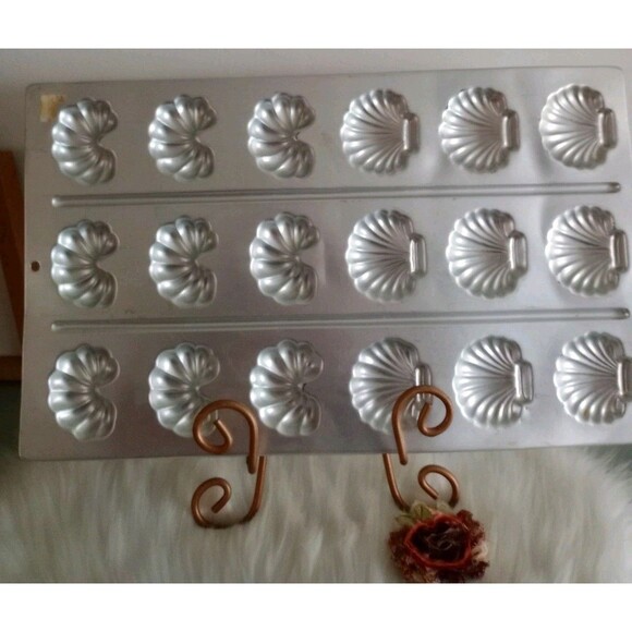 Vintage Wilton Cookie "Seashell" Mold Metal Tray - Picture 5 of 5